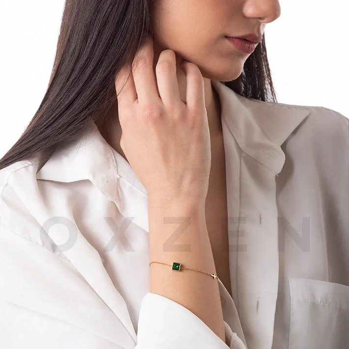 Βραχιόλι γυναικείο ατσάλινο με τετράγωνη πράσινη πέτρα ζιργκόν