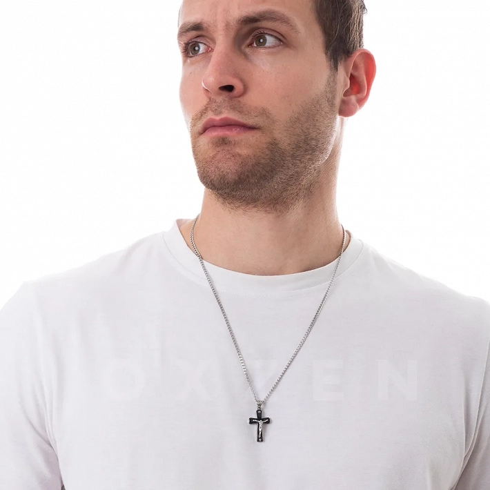 Κολιέ σταυρός ανδρικός από ανοξείδωτο ατσάλι ασημί με μαύρο με εσταυρωμένο
