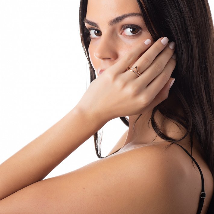 Δαχτυλίδι ατσάλινο σε σχήμα V με λευκά ζιργκόν