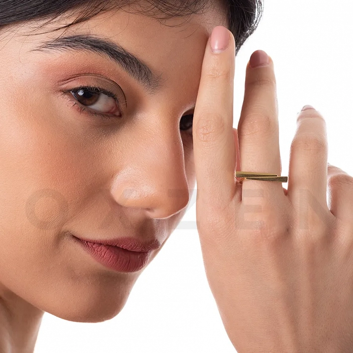 Γυναικείο δαχτυλίδι από ανοξείδωτο ατσάλι με ιδιαίτερο σχήμα