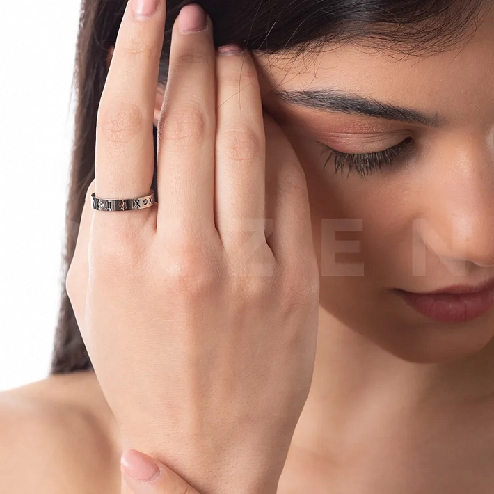 Γυναικείο δαχτυλίδι από ανοξείδωτο ατσάλι βέρα σκαλιστή με ένα λευκό ζιργκόν