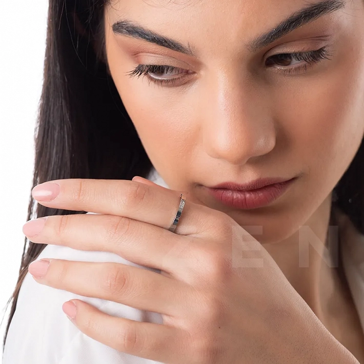 Γυναικείο δαχτυλίδι από ανοξείδωτο ατσάλι βέρα με ένα λευκό ζιργκόν