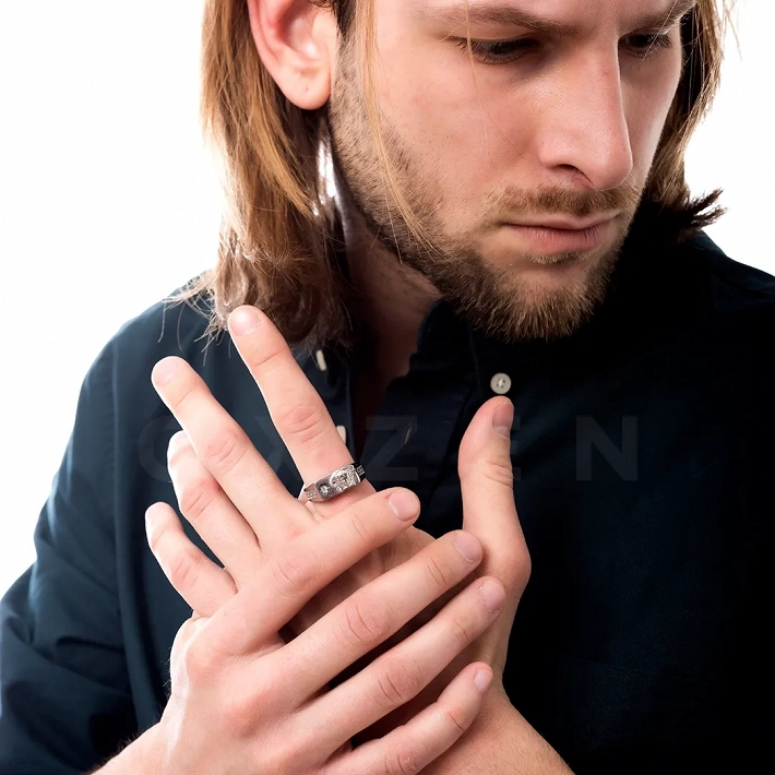 Δαχτυλίδι ανδρικό από ανοξείδωτο μέδουσα και λευκό ζιργκόν