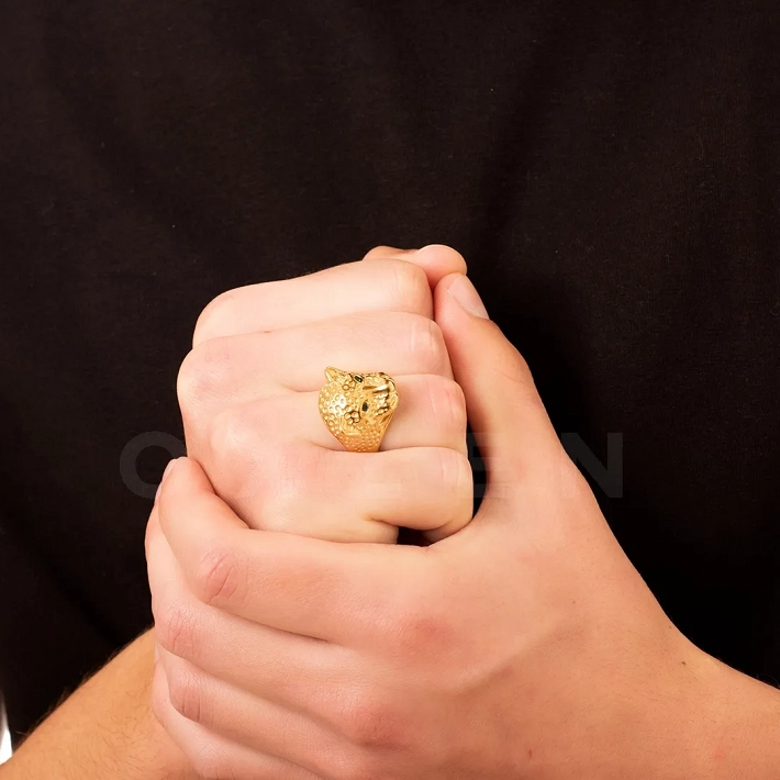 Δαχτυλίδι ανδρικό από ανοξείδωτο ατσάλι επιχρυσωμένος πάνθηρας με κόκκινα μάτια