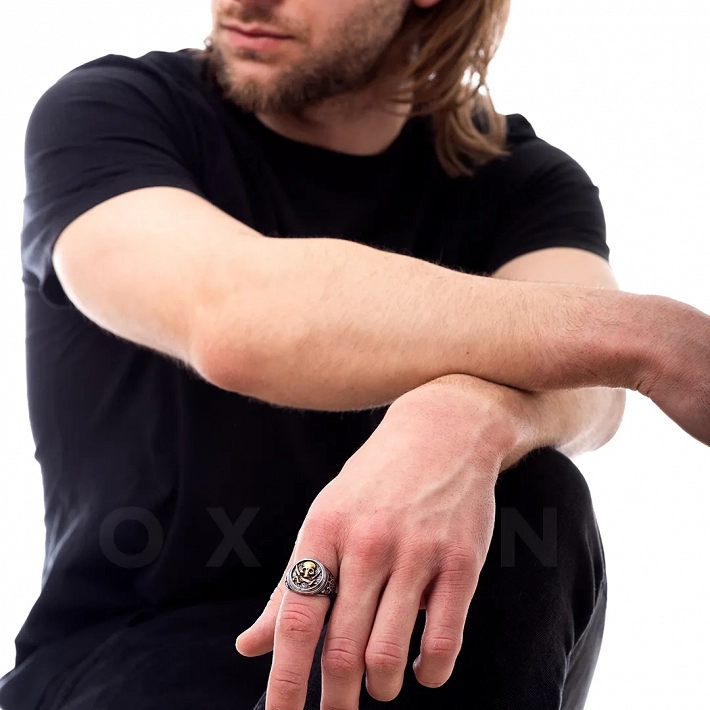 Δαχτυλίδι ανδρικό από ανοξείδωτο ατσάλι ασημόχρυσο με νεκροκεφαλή