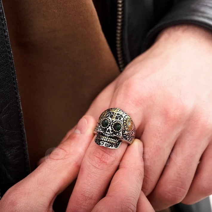 Δαχτυλίδι ανδρικό από ανοξείδωτο ατσάλι νεκροκεφαλή με μαύρα ζιργκόν
