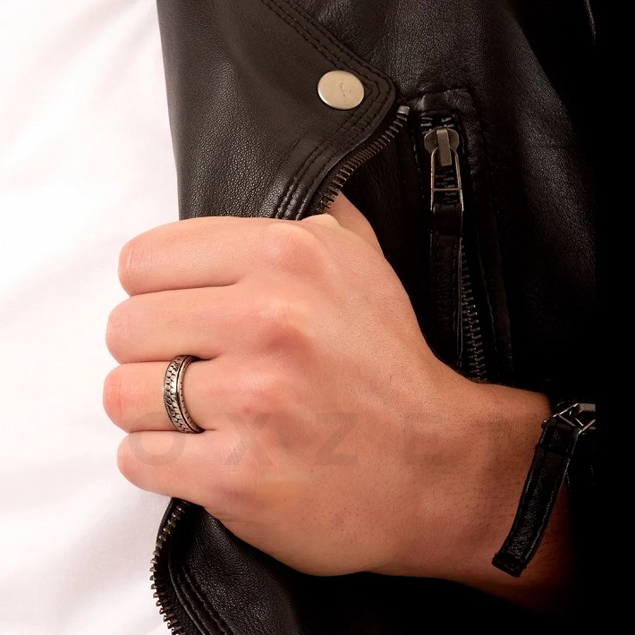 Δαχτυλίδι βέρα ανδρική από ανοξείδωτο ατσάλι με σκάλισμα