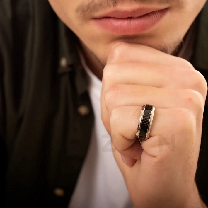 Δαχτυλίδι βέρα ανδρική από ανοξείδωτο ατσάλι, με μαύρο ανθρακόνημα