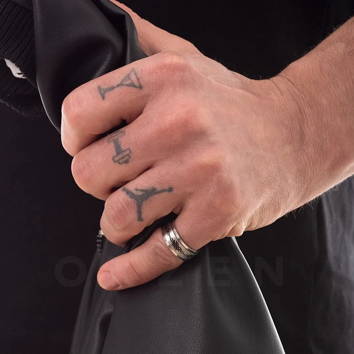 Δαχτυλίδι βέρα ανδρική από ανοξείδωτο ατσάλι, ασημένια με μαύρο σκάλισμα