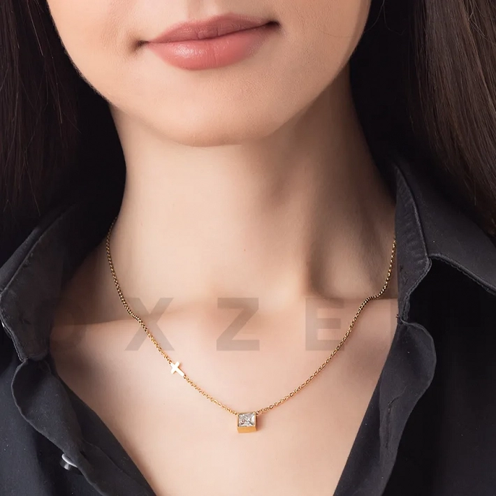 Κολιέ από ανοξείδωτο ατσάλι με σταυρό και τετράγωνη πέτρα ζιργκόν