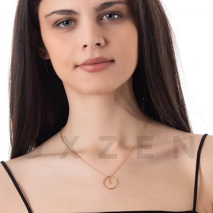 Κολιέ από ανοξείδωτο ατσάλι στρογγυλό με ένα μικρό λευκό ζιργκόν