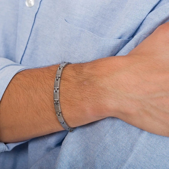 Βραχιόλι ανδρικό από ανοξείδωτο ατσάλι σε ασημί με μικρά κομμάτια