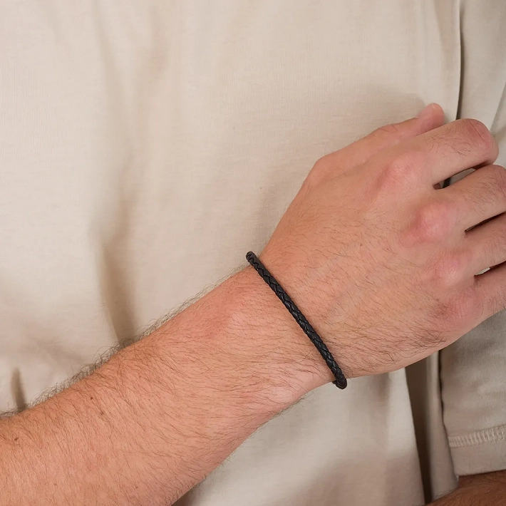 Ανδρικό βραχιόλι από ανοξείδωτο ατσάλι με μαύρο δέρμα και κούμπωμα ρυθμιζόμενο