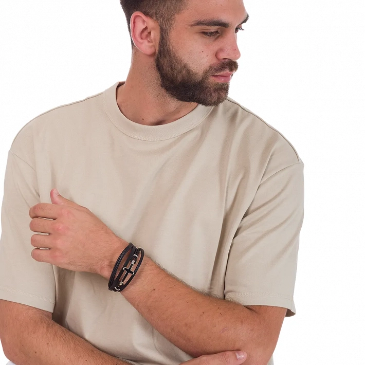 Ανδρικό βραχιόλι από ανοξείδωτο ατσάλι με τετραπλό δέρμα με σταυρό