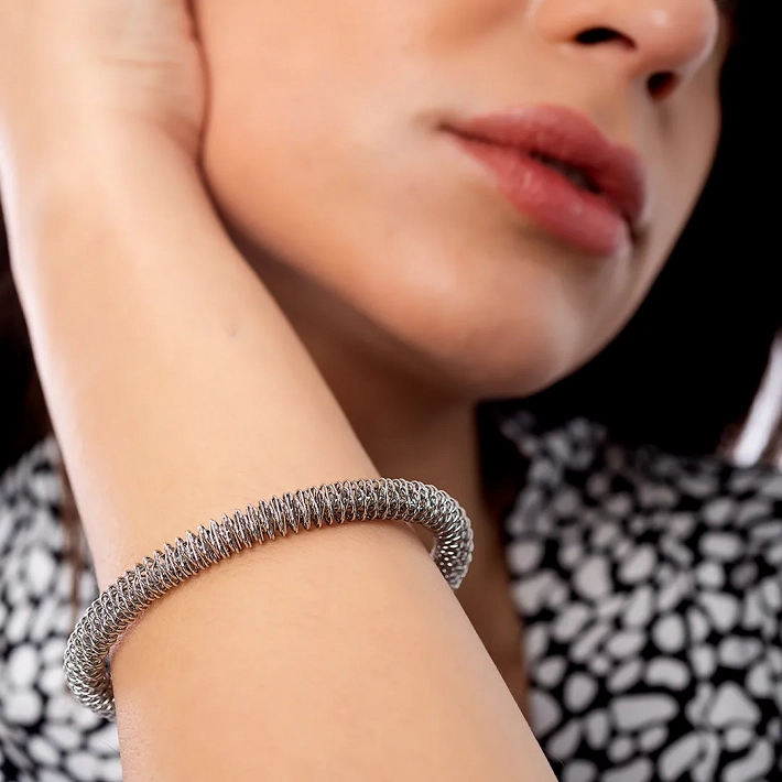 Βραχιόλι γυναικείο από ανοξείδωτο ατσάλι χειροπέδα σπείρα με ματ φινίρισμα