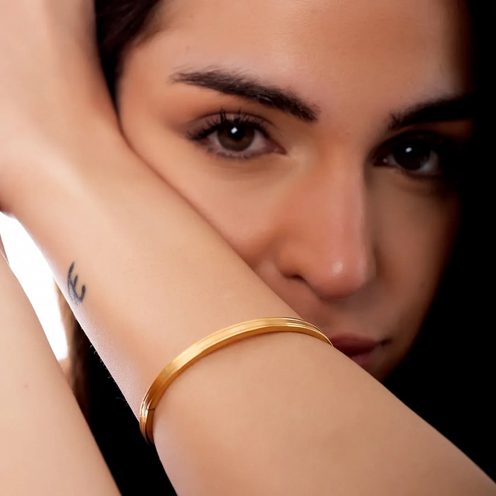 Βραχιόλι γυναικείο από ανοξείδωτο ατσάλι ματ χειροπέδα με κούμπωμα