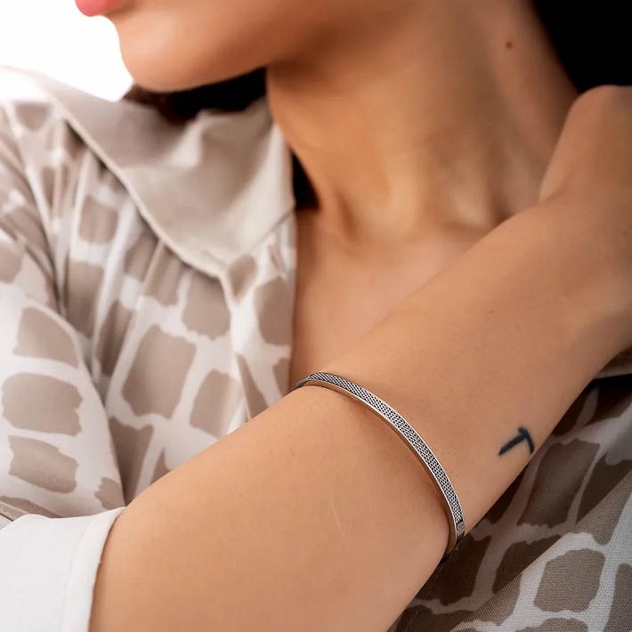Βραχιόλι γυναικείο από ανοξείδωτο ατσάλι χειροπέδα με σκάλισμα και κούμπωμα