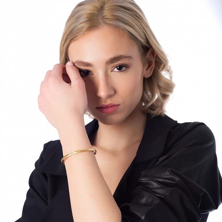 Βραχιόλι γυναικείο από ανοξείδωτο ατσάλι με λευκό ζιργκόν χειροπέδα με κούμπωμα