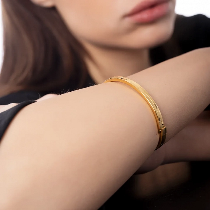 Βραχιόλι γυναικείο από ανοξείδωτο ατσάλι χειροπέδα με κούμπωμα