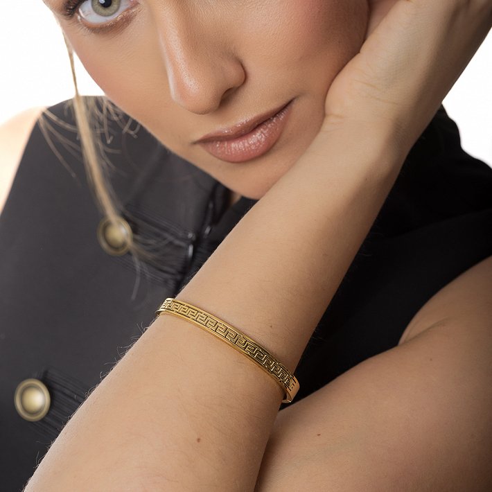 Βραχιόλι γυναικείο από ανοξείδωτο ατσάλι επιχρυσωμένη χειροπέδα με μέανδρο