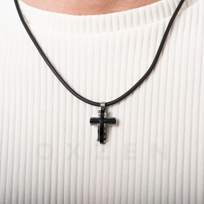 Κολιέ σταυρός ατσάλι ανδρικός σε ασημί με μαύρο με καουτσούκ