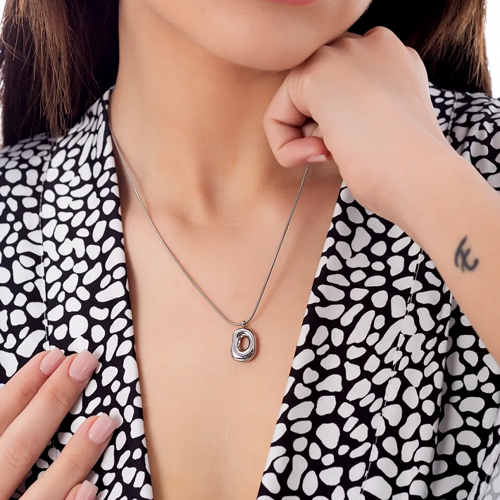 Κολιέ ατσάλινο με ιδιαίτερο σχήμα