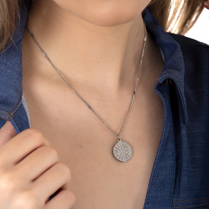 Oxzen ατσάλινο κολιέ με τον ήλιο της βεργίνας