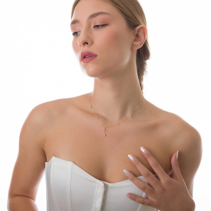 Oxzen κολιέ ασημένιο με κρεμαστά λευκά ζιργκόν