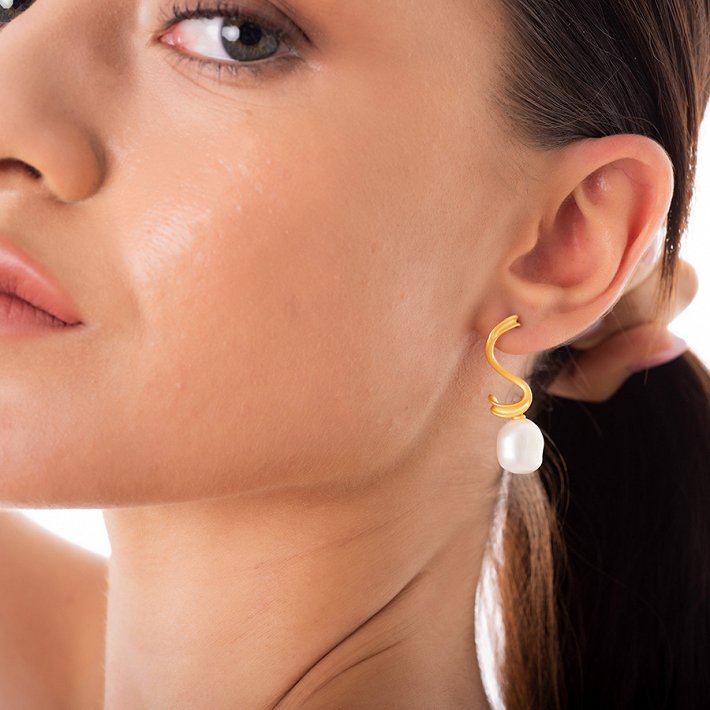 Oxzen σκουλαρίκια κρεμαστά ασημένια σε χρυσό χειροποίητα με φυσικό μαργαριτάρι ακατέργαστο