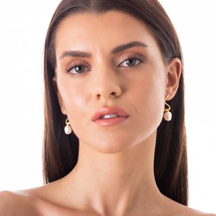 Oxzen σκουλαρίκια κρεμαστά ασημένια σε χρυσό χειροποίητα με φυσικό μαργαριτάρι ακατέργαστο