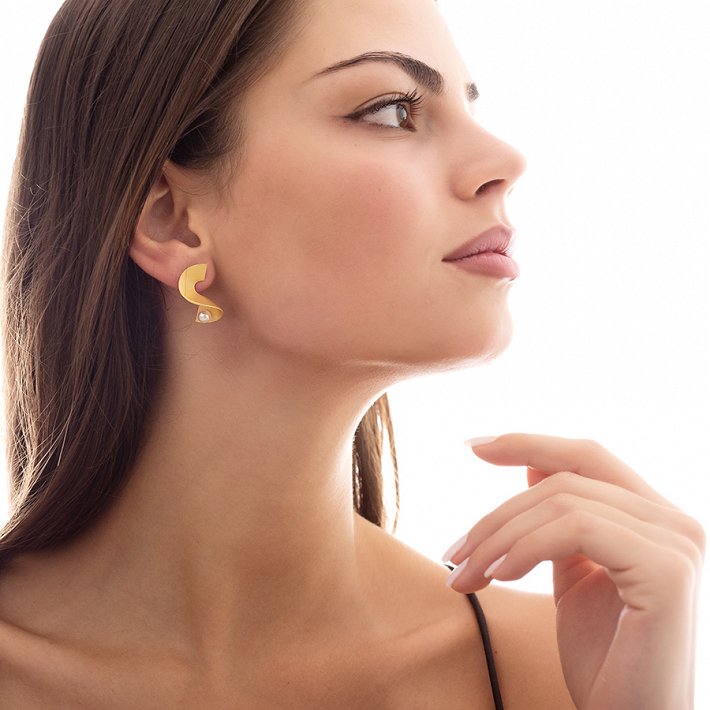 Oxzen σκουλαρίκια κρεμαστά ασημένια σε χρυσό χειροποίητα με φυσικό μαργαριτάρι ακατέργαστο