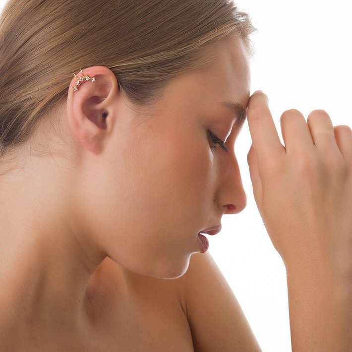 Oxzen σκουλαρίκι ασημένιο ear climber με λευκά ζιργκόν