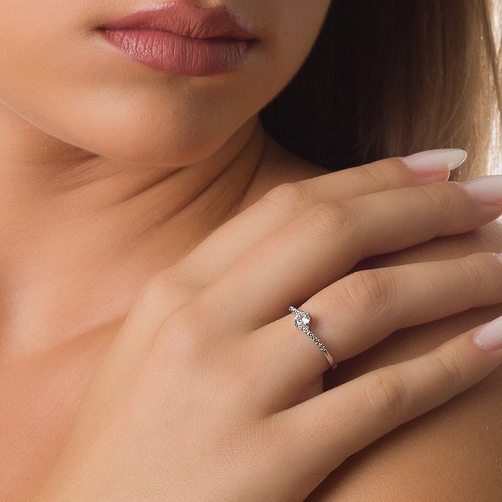 Oxzen δαχτυλίδι ασημένιο μονόπετρο με λευκά ζιργκόν