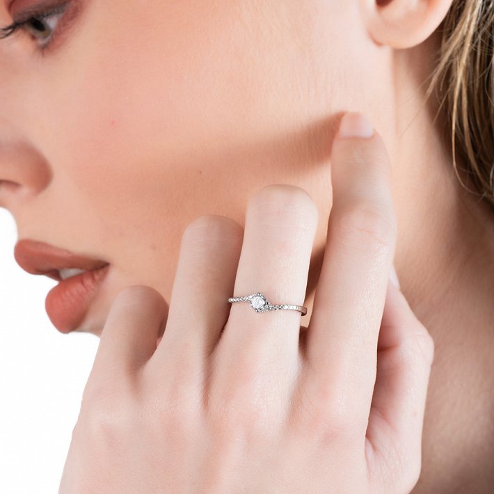 Oxzen δαχτυλίδι ασημένιο μονόπετρο με λευκά ζιργκόν