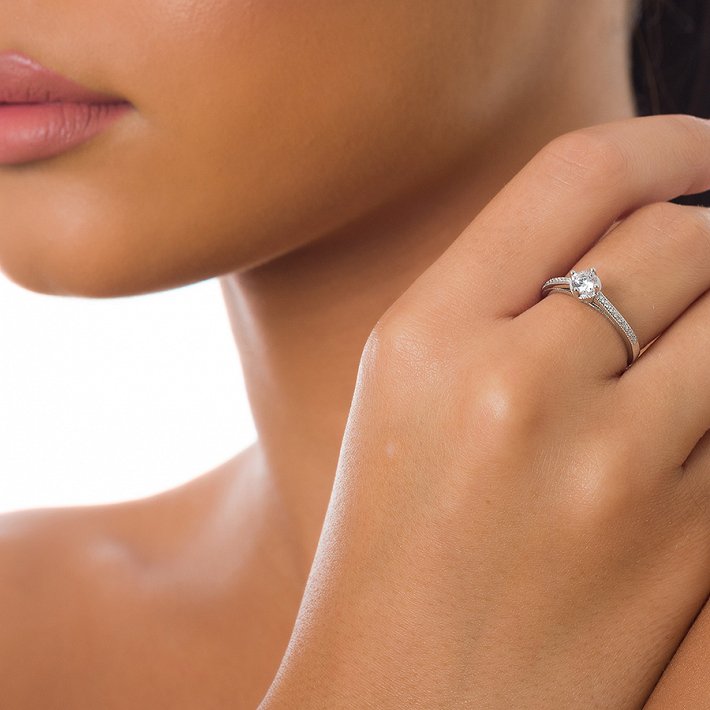 Oxzen δαχτυλίδι ασημένιο μονόπετρο με λευκά ζιργκόν