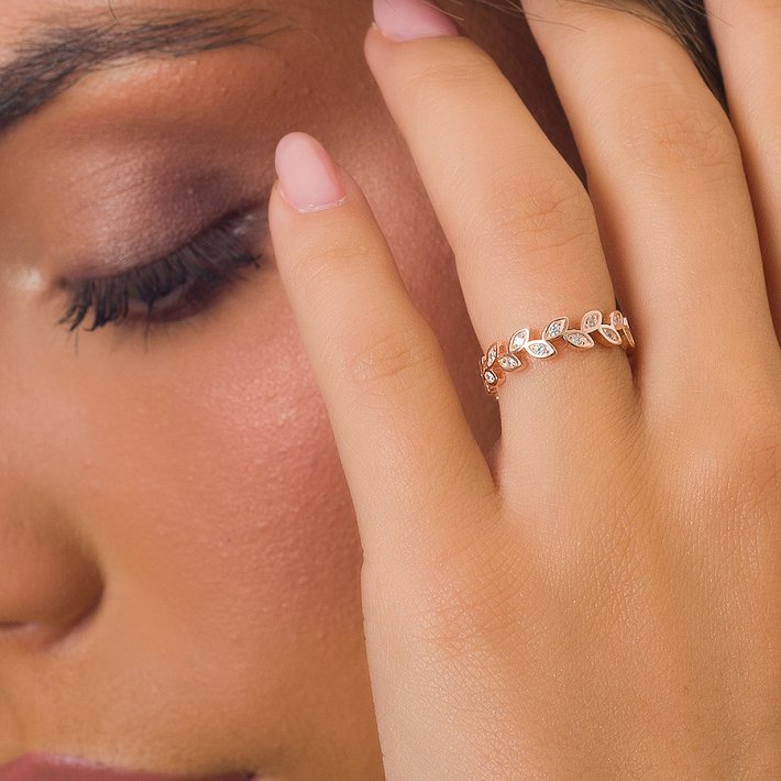 Oxzen δαχτυλίδι ασημένιο φύλλα ελιάς με λευκά ζιργκόν free size