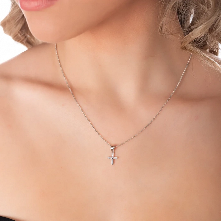 Oxzen κολιέ σταυρός ασημένιος μικρός με λευκές παγιέτες ζιργκόν