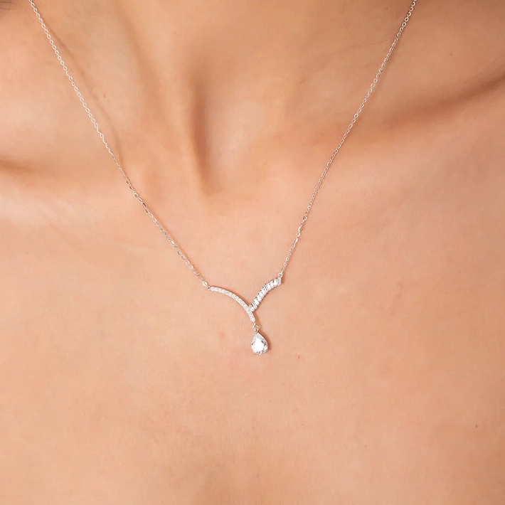 Oxzen ασημένιο κολιέ σε σχήμα V