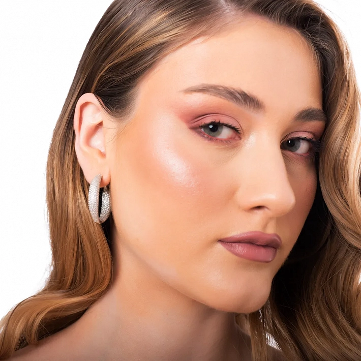 Oxzen σκουλαρίκια κρίκοι ασημένιοι φαρδιοί 25mm με λευκά ζιργκόν