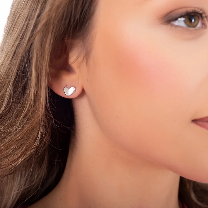 Oxzen σκουλαρίκια καρφωτά ασημένια καρδούλα ματ