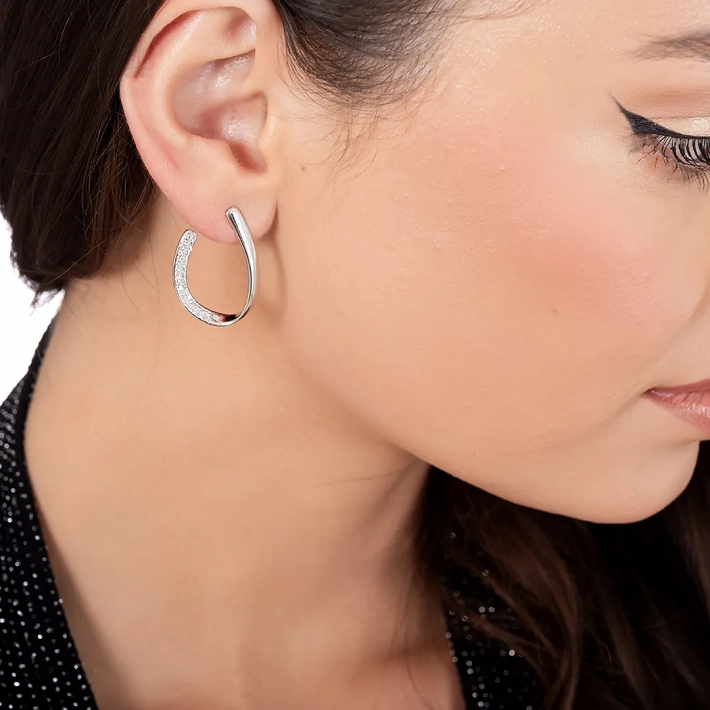 Oxzen σκουλαρίκι ασημένιο κρίκος με λευκά ζιργκόν