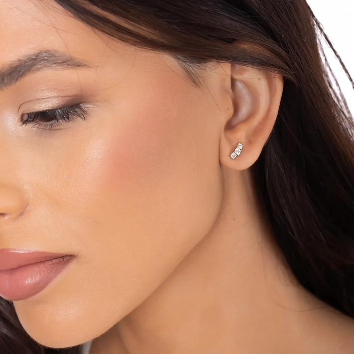 Oxzen ασημένιο σκουλαρίκι καρφωτό με λευκά ζιργκόν