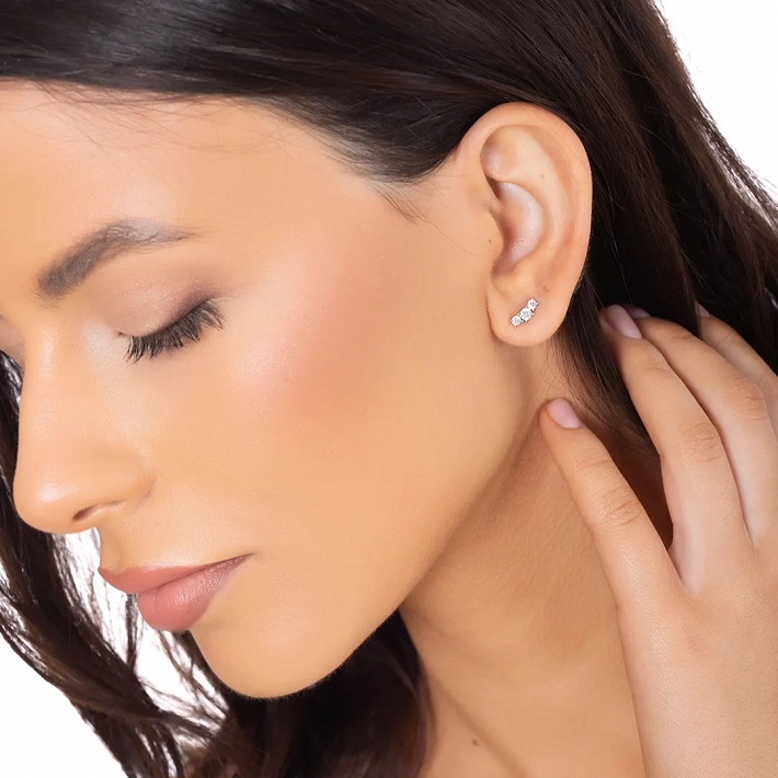 Oxzen ασημένιο σκουλαρίκι καρφωτό με λευκά ζιργκόν