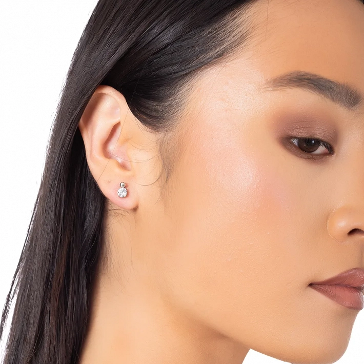 Oxzen ασημένιο σκουλαρίκι καρφωτό με λευκό ζιργκόν