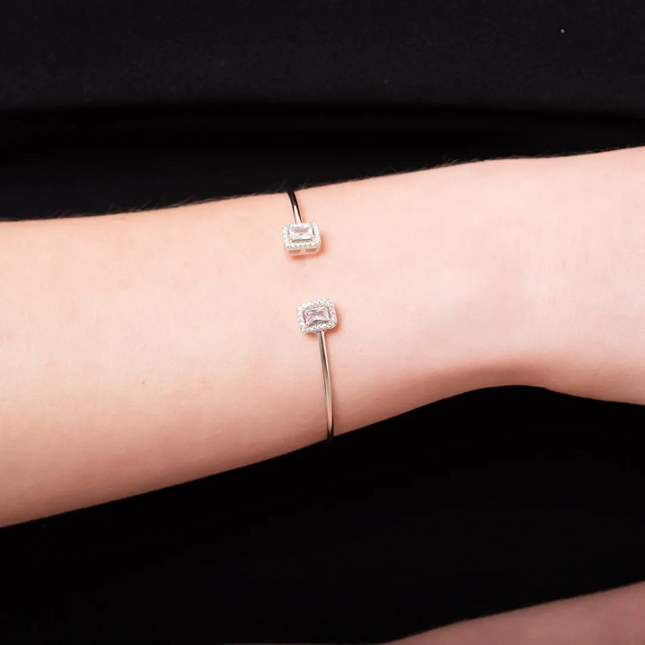 Oxzen γυναικείο βραχιόλι ασημένιο εύκαμπτο με δύο τετράγωνα ζιργκόν