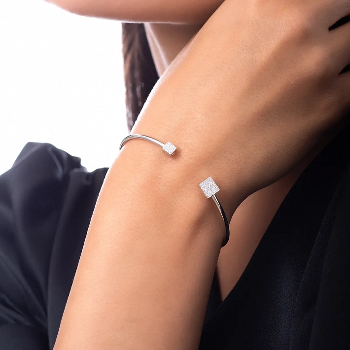 Oxzen ασημένιο βραχιόλι χειροπέδα εύκαμπτη με λευκά ζιργκόν