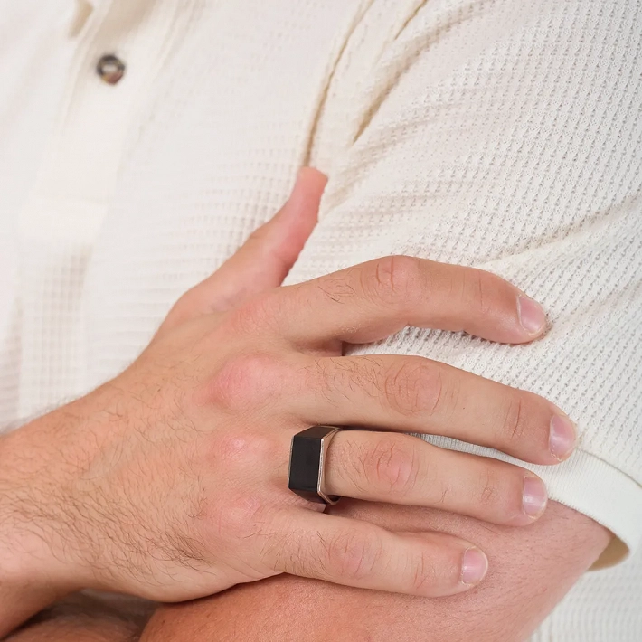 Oxzen ανδρικό δαχτυλίδι από ασήμι επιπλατινωμένο με μαύρη πέτρα