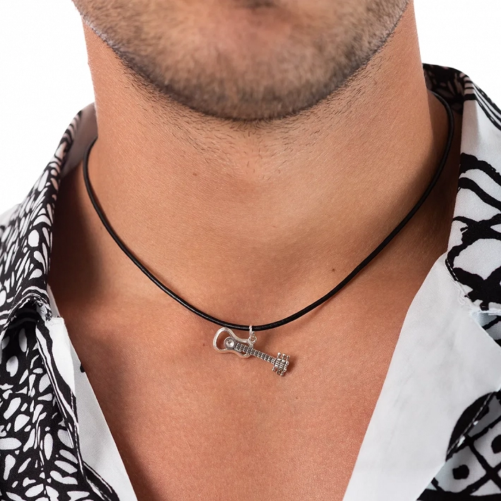 Oxzen κολιέ από ασήμι, κιθάρα με δέρμα με ασημένια κουμπώματα