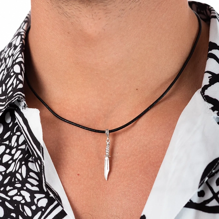 Oxzen κολιέ από ασήμι, ξίφος με δέρμα με ασημένια κουμπώματα