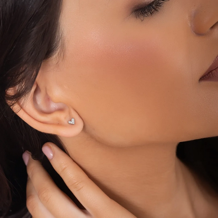 Oxzen ασημένια σκουλαρίκια καρφωτά μικρή καρδιά με λευκά ζιργκόν